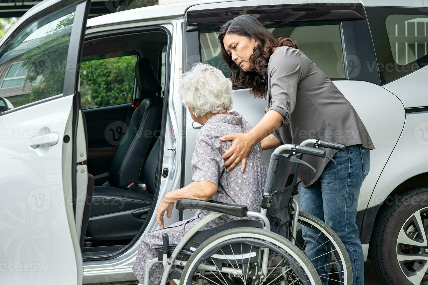 Pflegekraft Hilfe und Unterstützung asiatisch Alten Frau Sitzung auf Rollstuhl bereiten erhalten zu ihr Auto zu Reise im Urlaub. foto