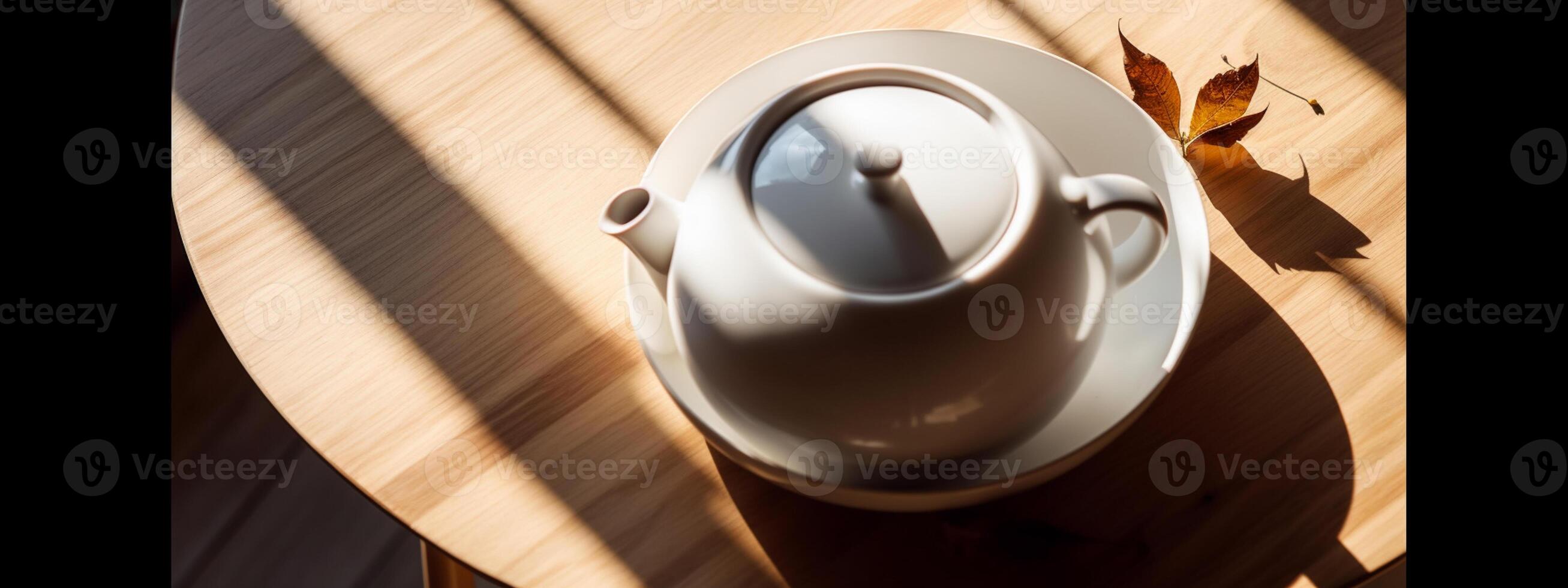 oben Aussicht von minimalistisch Weiß Keramik Teekanne auf hölzern Tabelle unter das Sonne, Negativ Raum. ai generiert foto