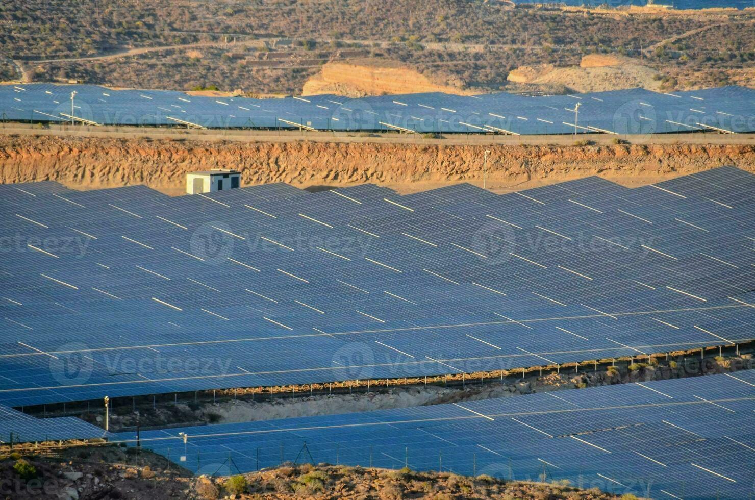 ein Feld mit Solar- Panel foto