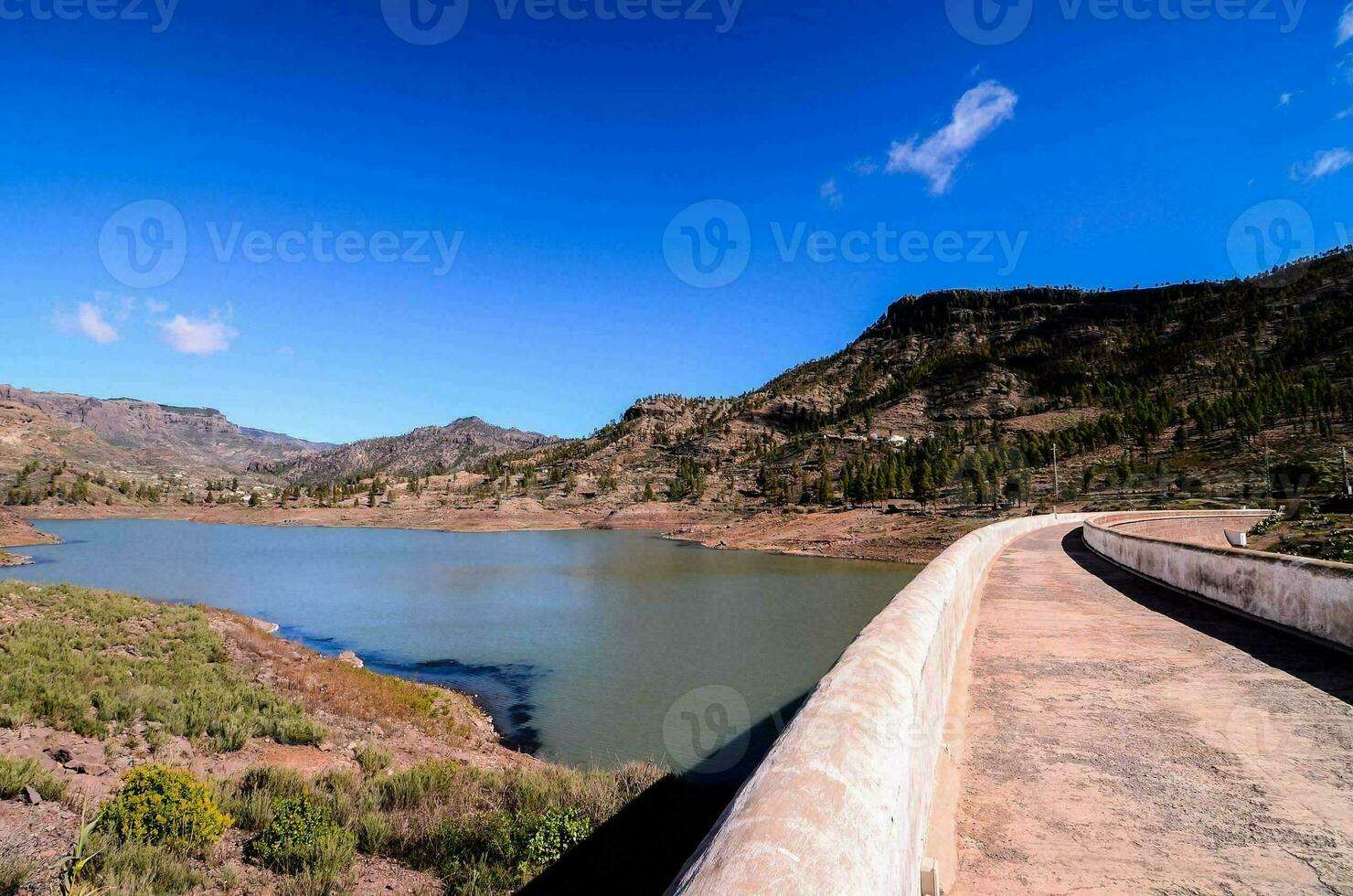 ein Reservoir im das Berge foto