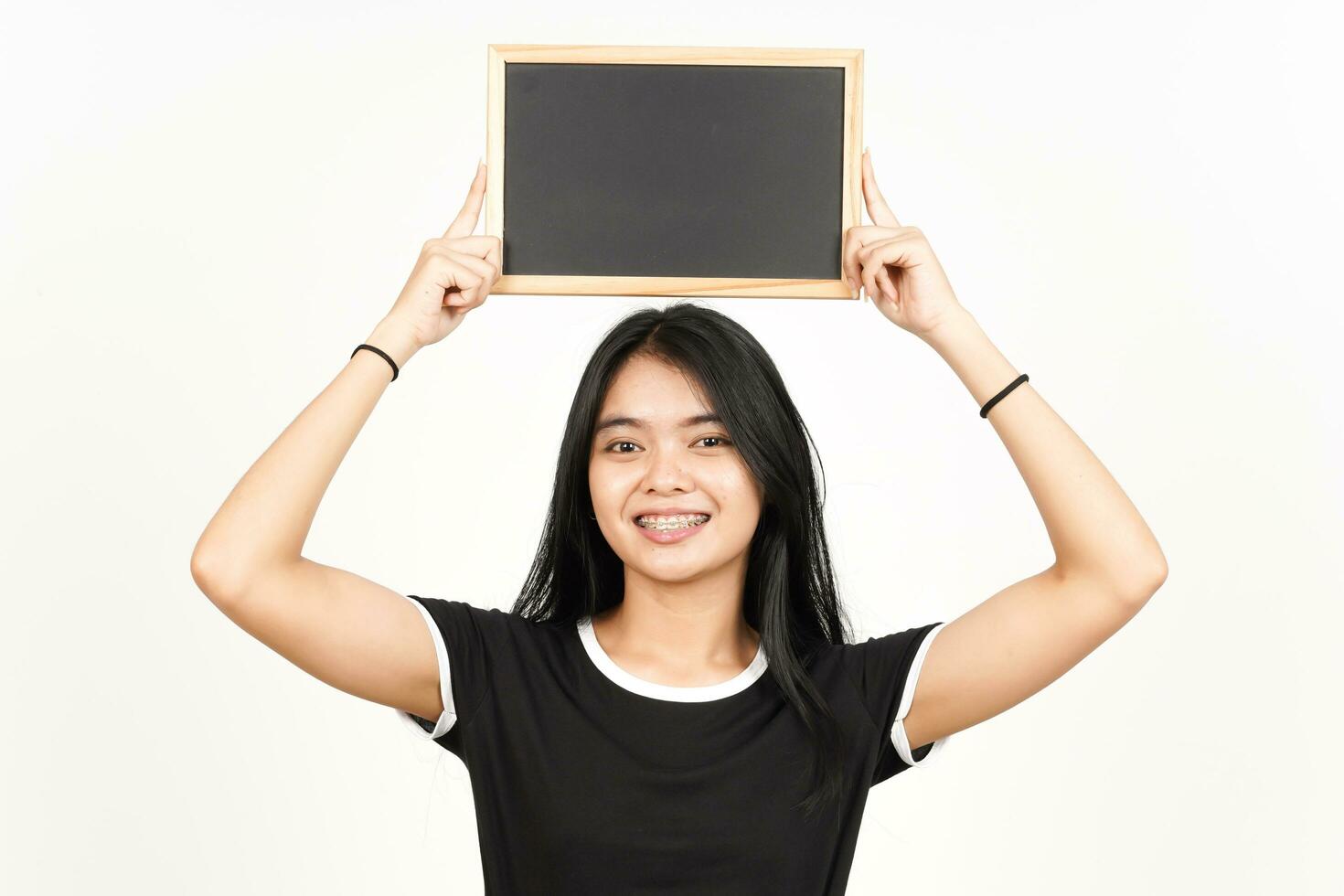 Zeigen, Präsentieren und Halten einer leeren Tafel einer schönen asiatischen Frau isoliert auf Weiß foto