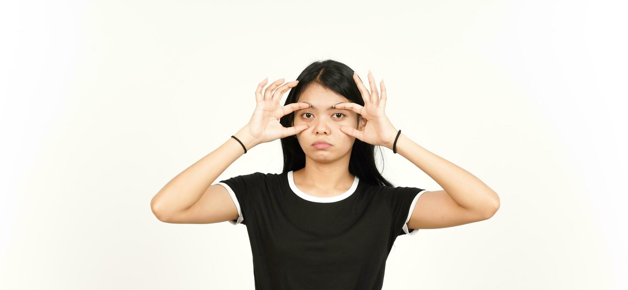 Versuchen Sie, die Augen der schönen asiatischen Frau zu öffnen, die auf weißem Hintergrund isoliert ist foto