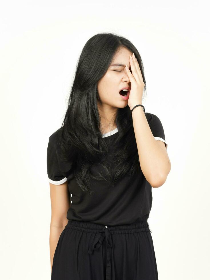 leidende Kopfschmerzgeste der schönen asiatischen Frau lokalisiert auf weißem Hintergrund foto