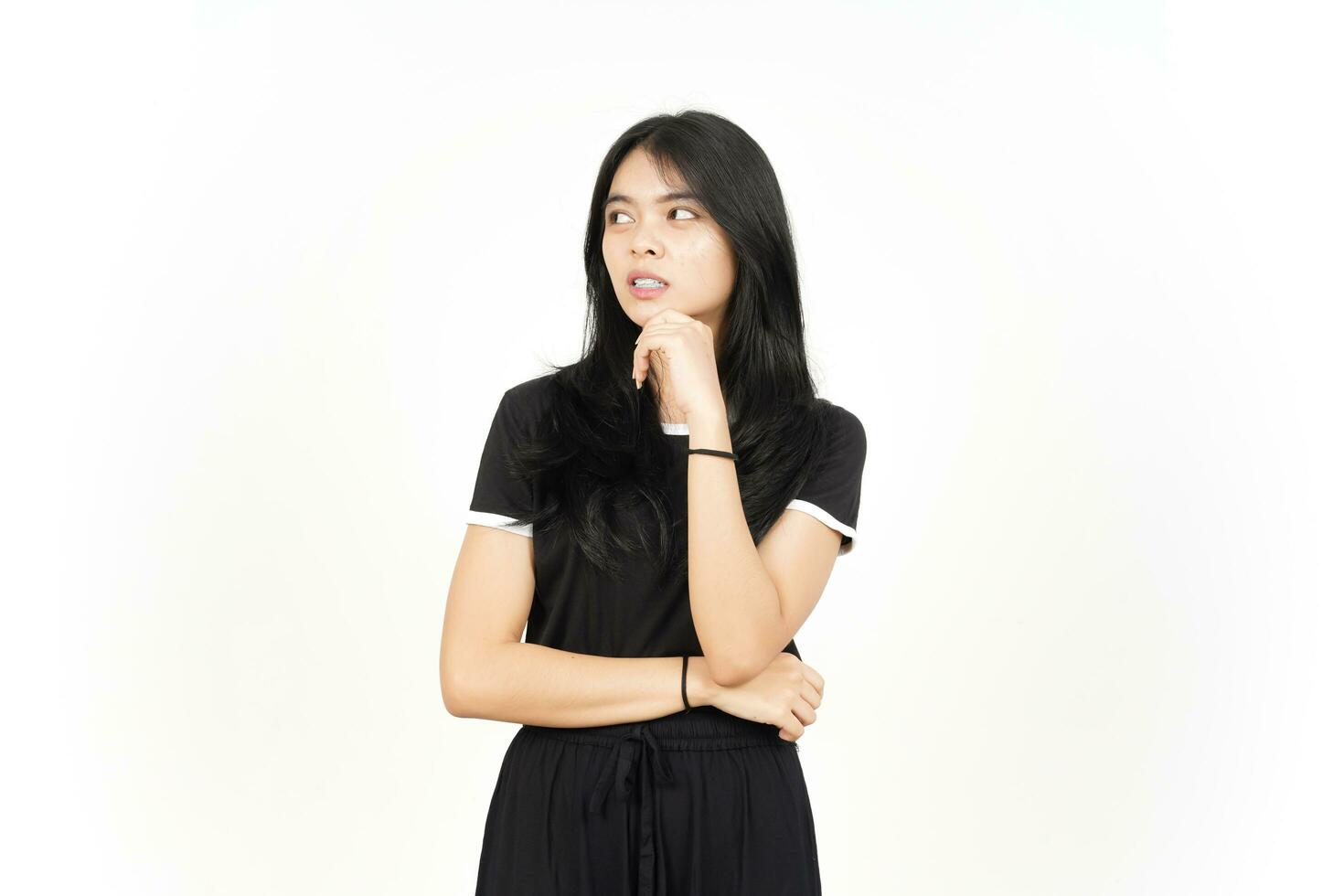 Denken und verwirrt Geste von schön asiatisch Frau isoliert auf Weiß Hintergrund foto