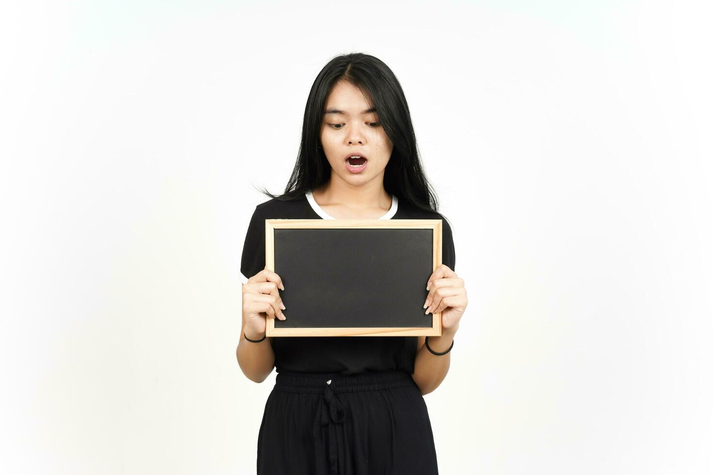 zeigen, präsentieren und halten leer Tafel mit schockiert Gesicht von schön asiatisch Frau foto