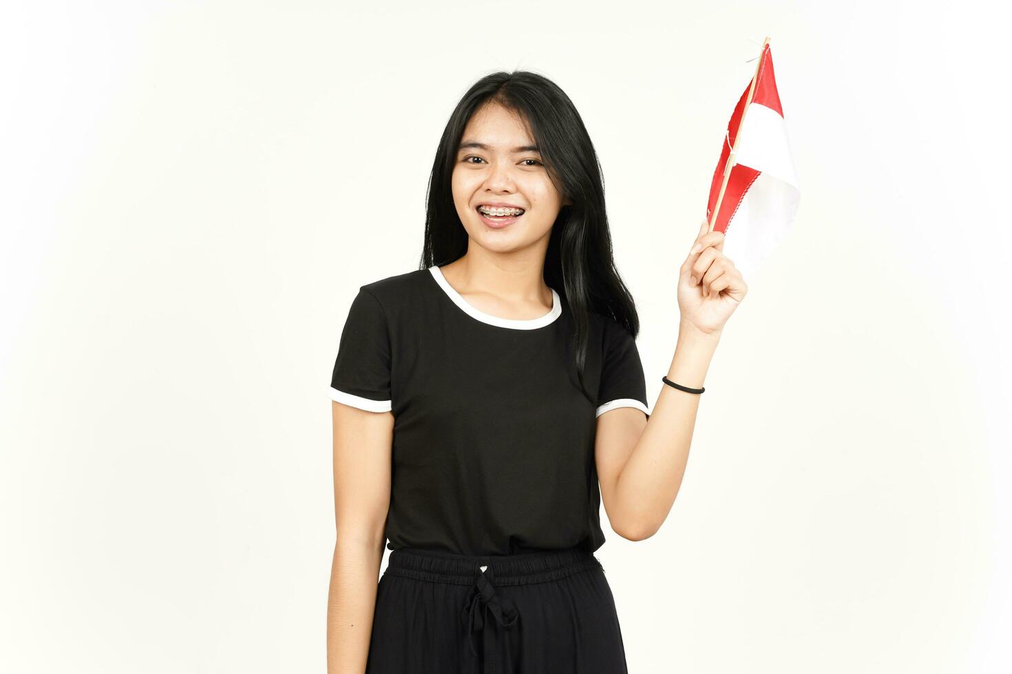lächelnd und hält indonesische Flagge der schönen asiatischen Frau isoliert auf weißem Hintergrund foto