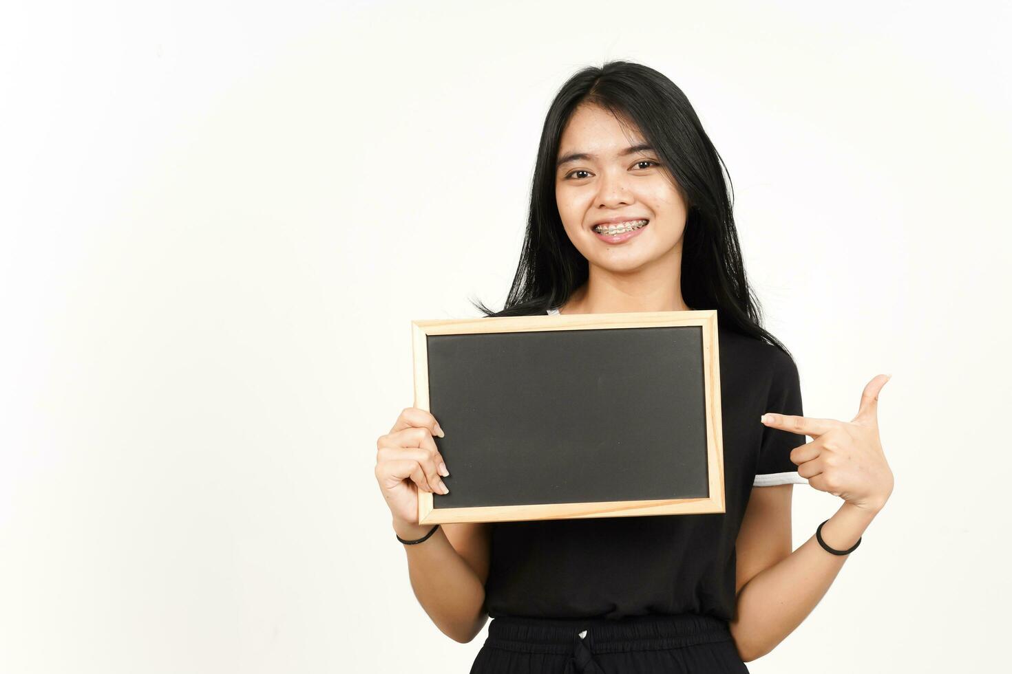 zeigen, präsentieren und halten leer Tafel von schön asiatisch Frau isoliert auf Weiß Hintergrund foto