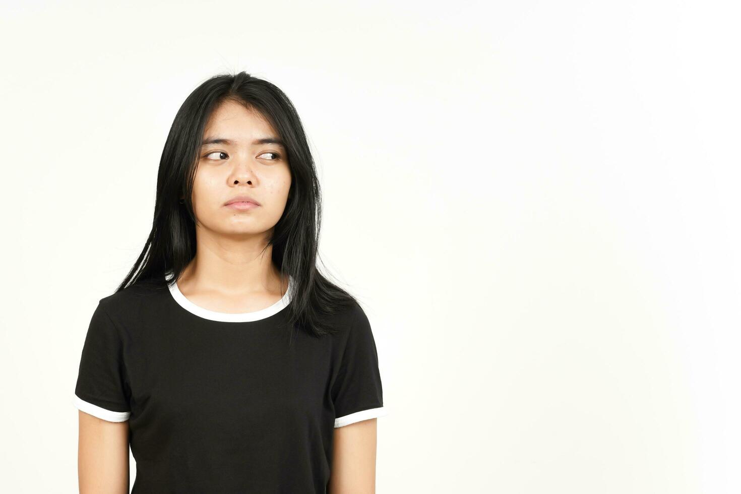suchen Seite mit wütend Gesicht Ausdruck von schön asiatisch Frau isoliert auf Weiß Hintergrund foto