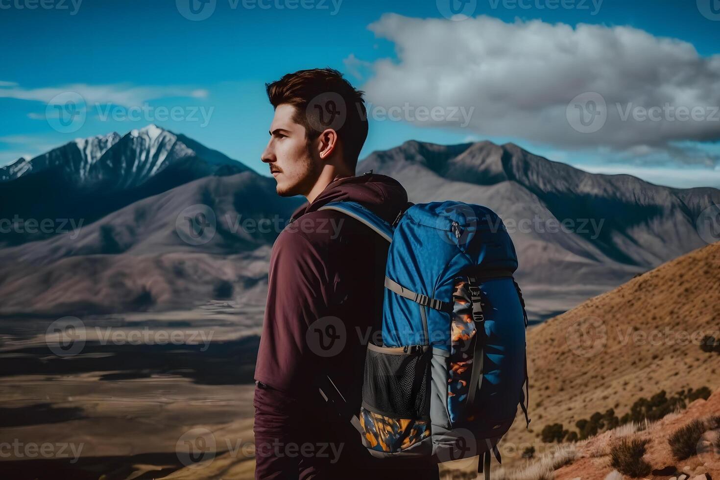 Tourist mit ein Rucksack im ein Berg Wanderung. neural Netzwerk ai generiert foto