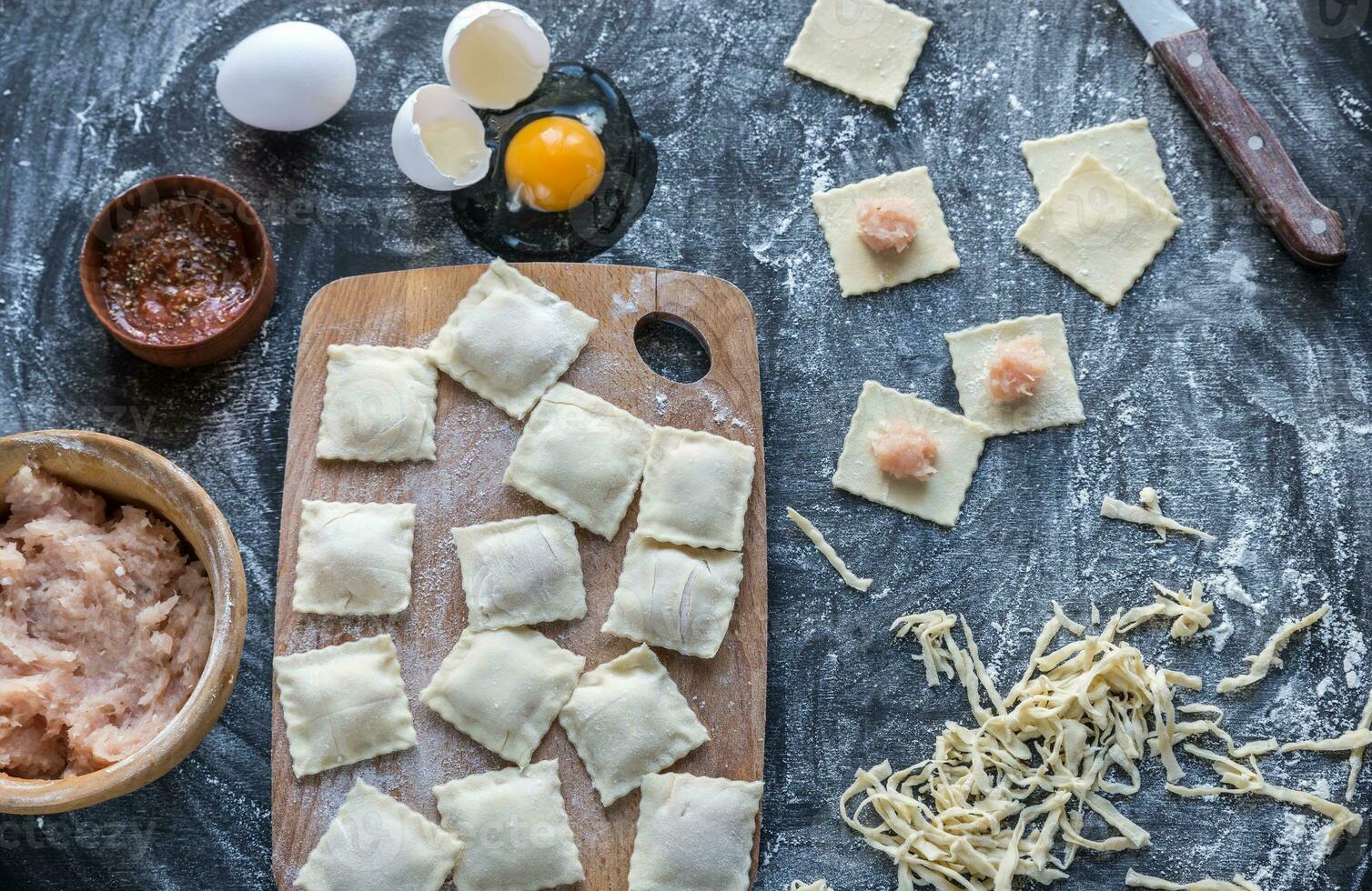 Zutaten zum Kochen Ravioli auf das hölzern Tafel foto