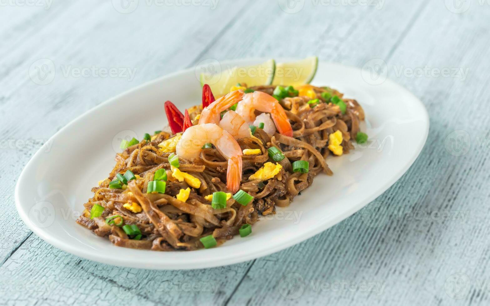 Teller Pad Thai - thailändische gebratene Reisnudeln foto