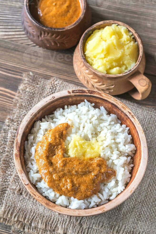 Schüssel von Reis mit indisch Butter Soße und Ghee geklärt Butter foto