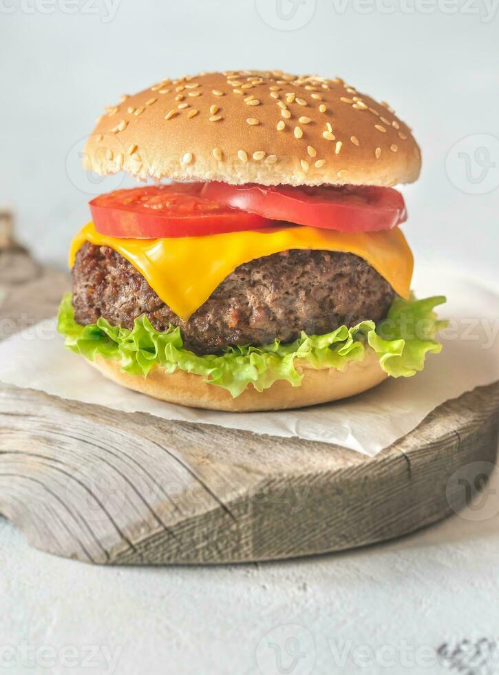 Hamburger auf dem Holzbrett foto