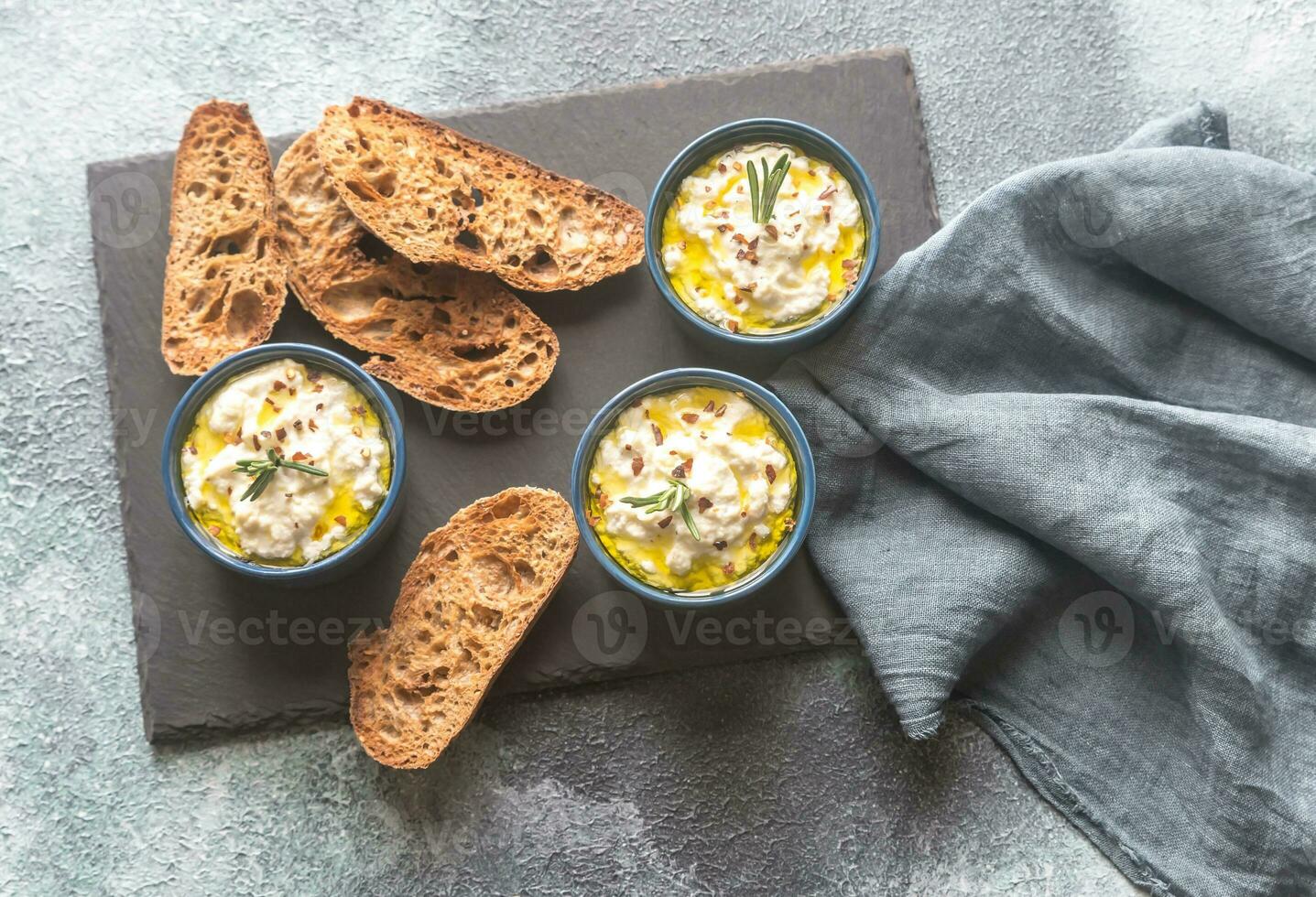 gebacken Ricotta mit Toast foto