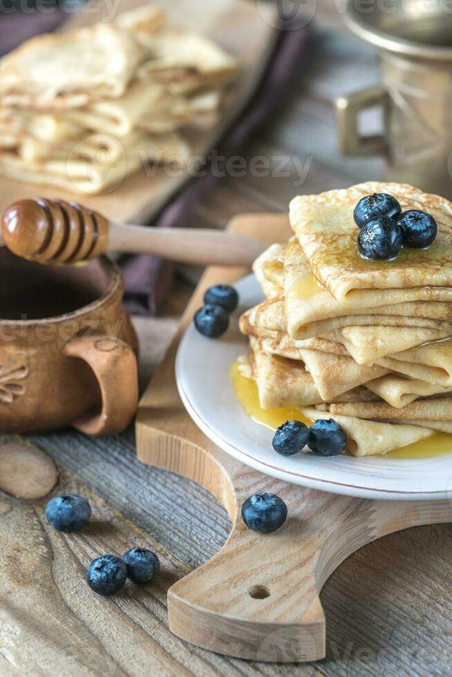 Crepes mit frisch Blaubeeren und Honig foto