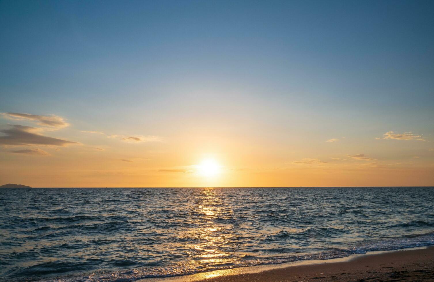 Panorama Vorderseite Standpunkt Landschaft Reise Sommer- Meer Wind Welle cool auf Urlaub Ruhe Küsten groß Sonne einstellen Himmel Licht Orange golden Natur tropisch schön Abend Stunde Tag beim Knall san Strand Thailand. foto