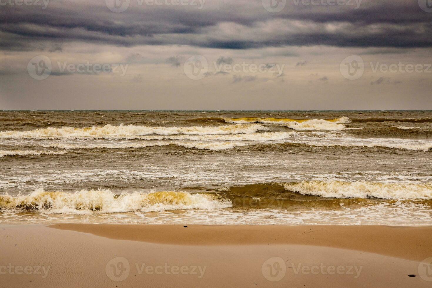 Landschaft von das Strand auf das Polieren baltisch Meer auf ein wolkig cool windig Frühling Tag foto