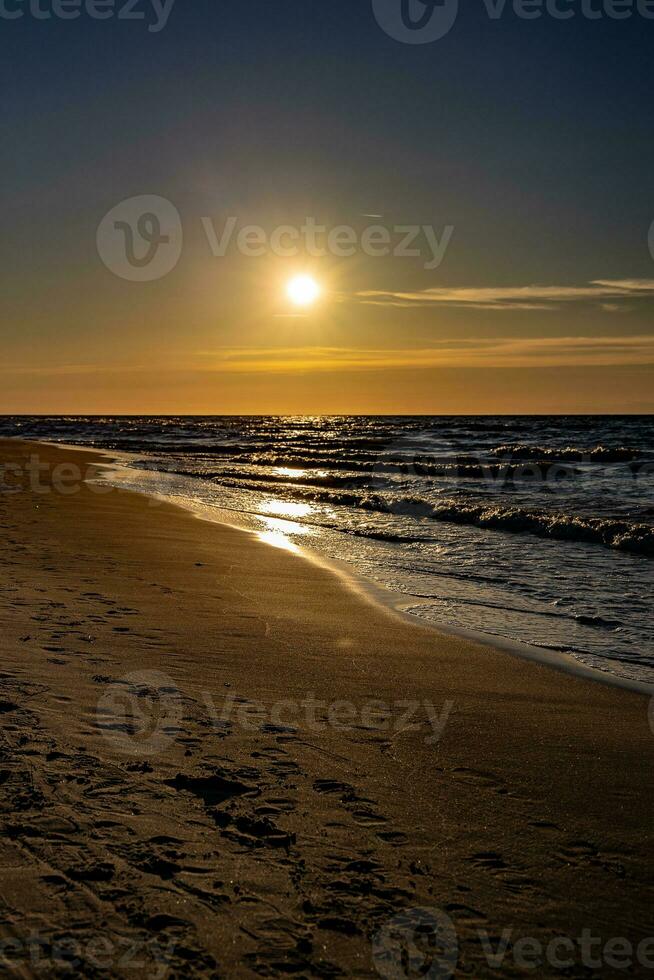 malerisch Ruhe Sonnenuntergang mit bunt Wolken auf das Ufer von das baltisch Meer im Polen foto