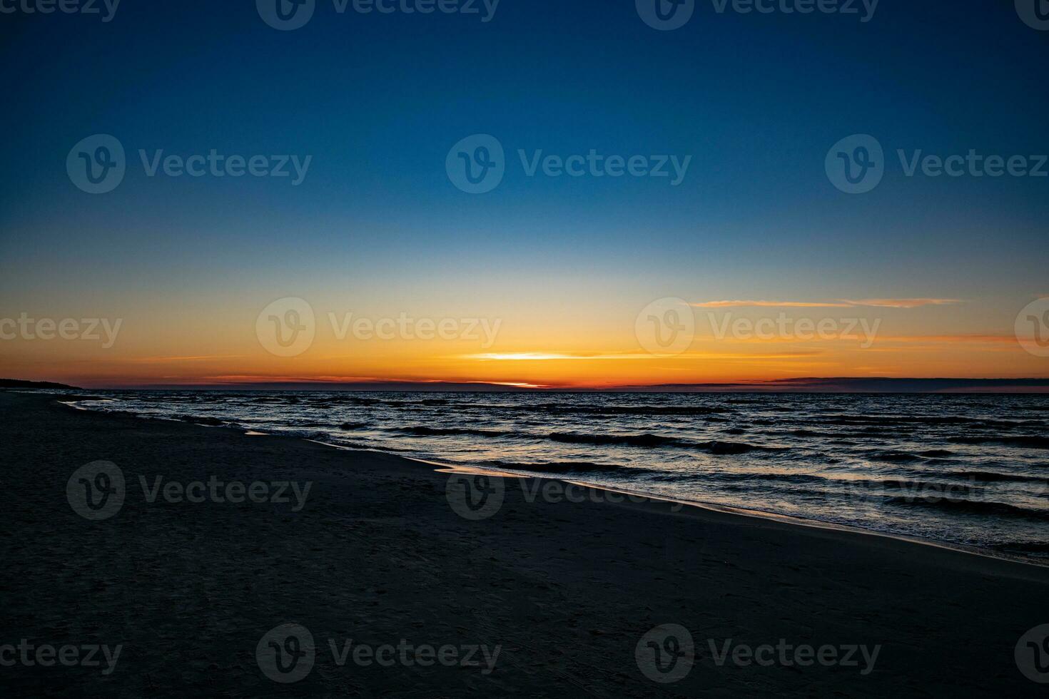 malerisch Ruhe Sonnenuntergang mit bunt Wolken auf das Ufer von das baltisch Meer im Polen foto