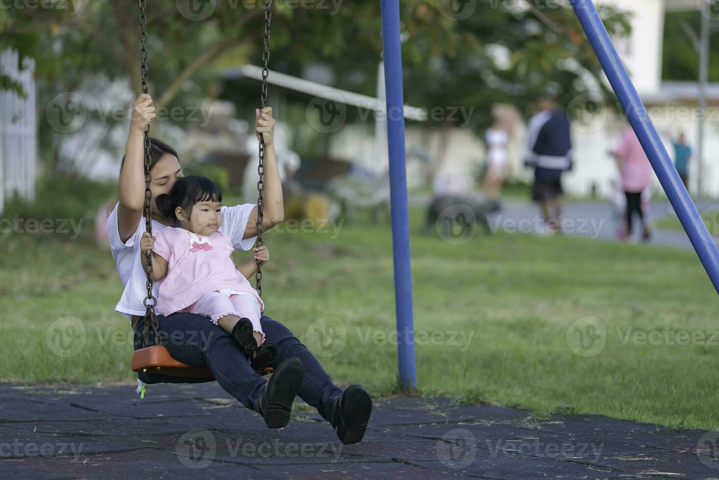 schön jung Mutter abspielen mit Ihre Tochter mit Spaß beim Spielplatz mit Flair leicht, glücklich Mutter Tag, Kinder Tag, Mutter s Tag foto