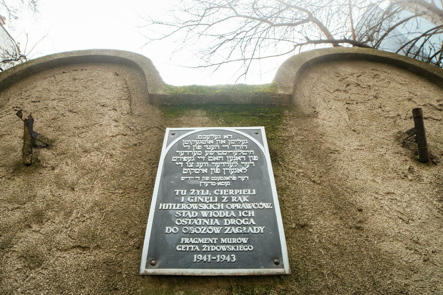 Krakau, Polen, 2023 - - Fragment von das Mauer von jüdisch Ghetto im Krakau, Polen. Ghetto Wände wurden gebaut im Stil von jüdisch Gräber symbolisieren Schicksal von versklavt Personen. foto