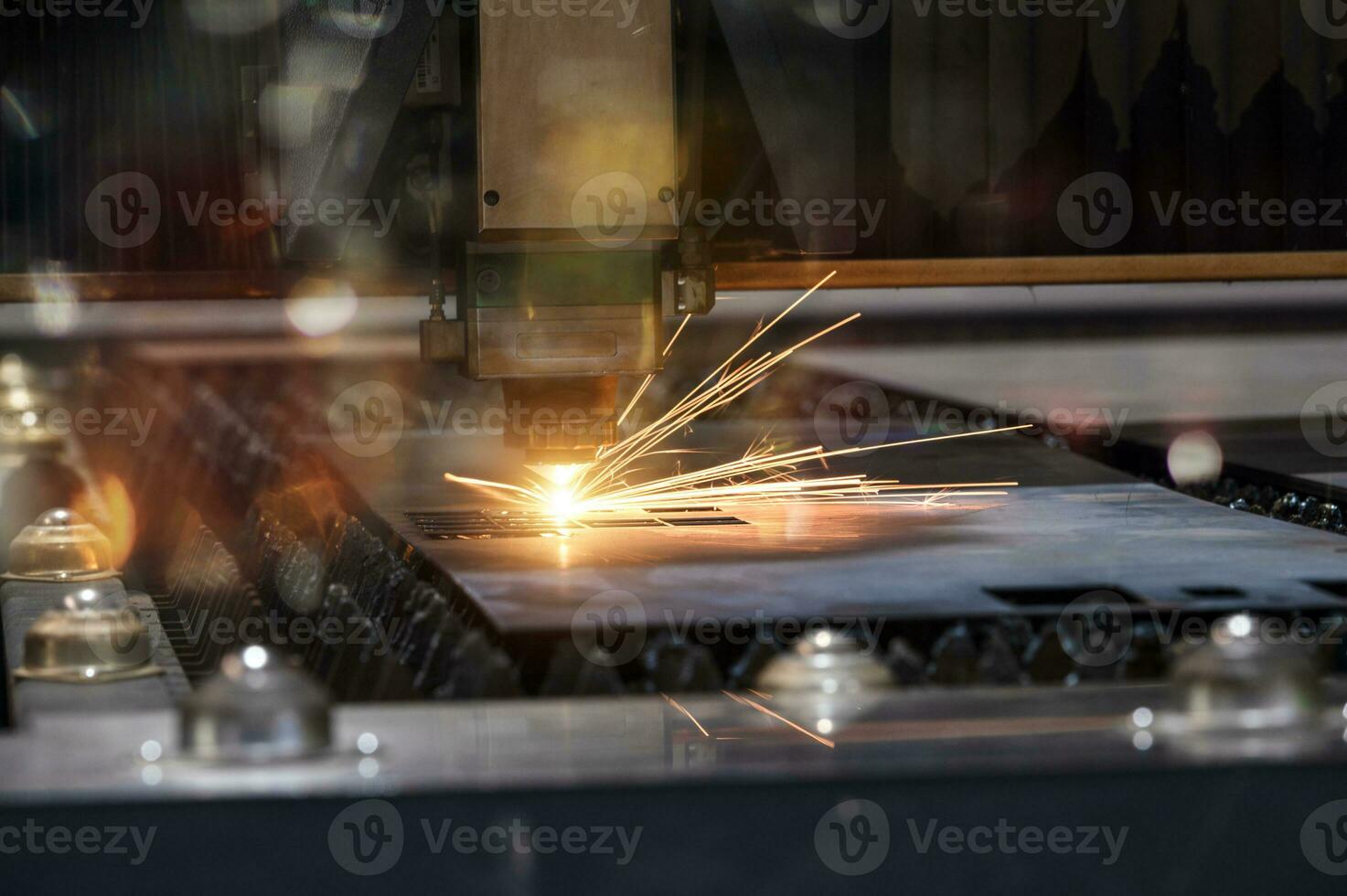 Laser- Schneiden Kopf zum Metall wird bearbeitet Metall Fabrik Funke Hintergrund, wird bearbeitet und Laser- Schneiden zum Metall im das industriell foto