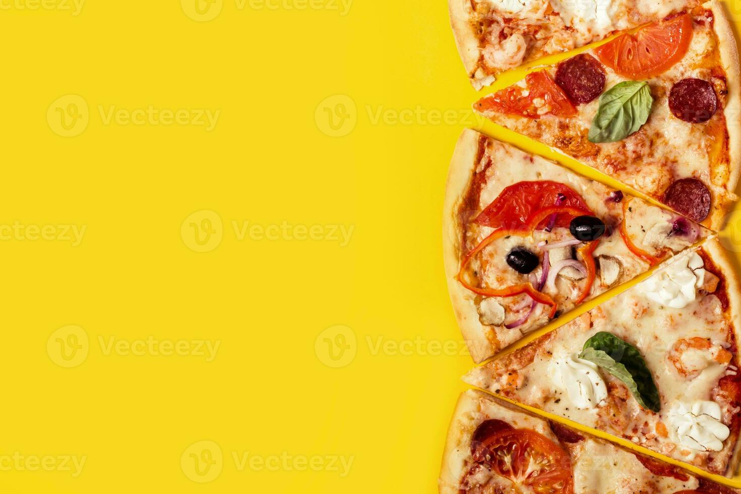 Auswahl von sortiert Stücke Pizza auf Gelb Hintergrund. Peperoni, Vegetarier und Meeresfrüchte Pizza foto