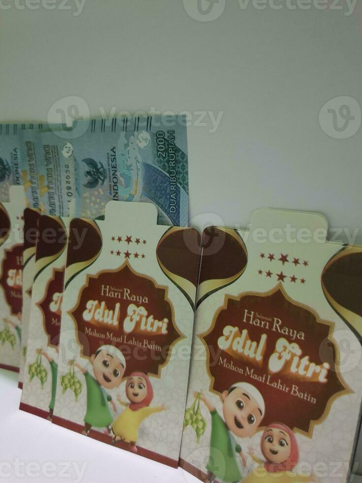 thr Briefumschlag enthält Geld zu Sein gegeben zu Kinder oder Familie oder Beziehungen während eid al-fitr. foto