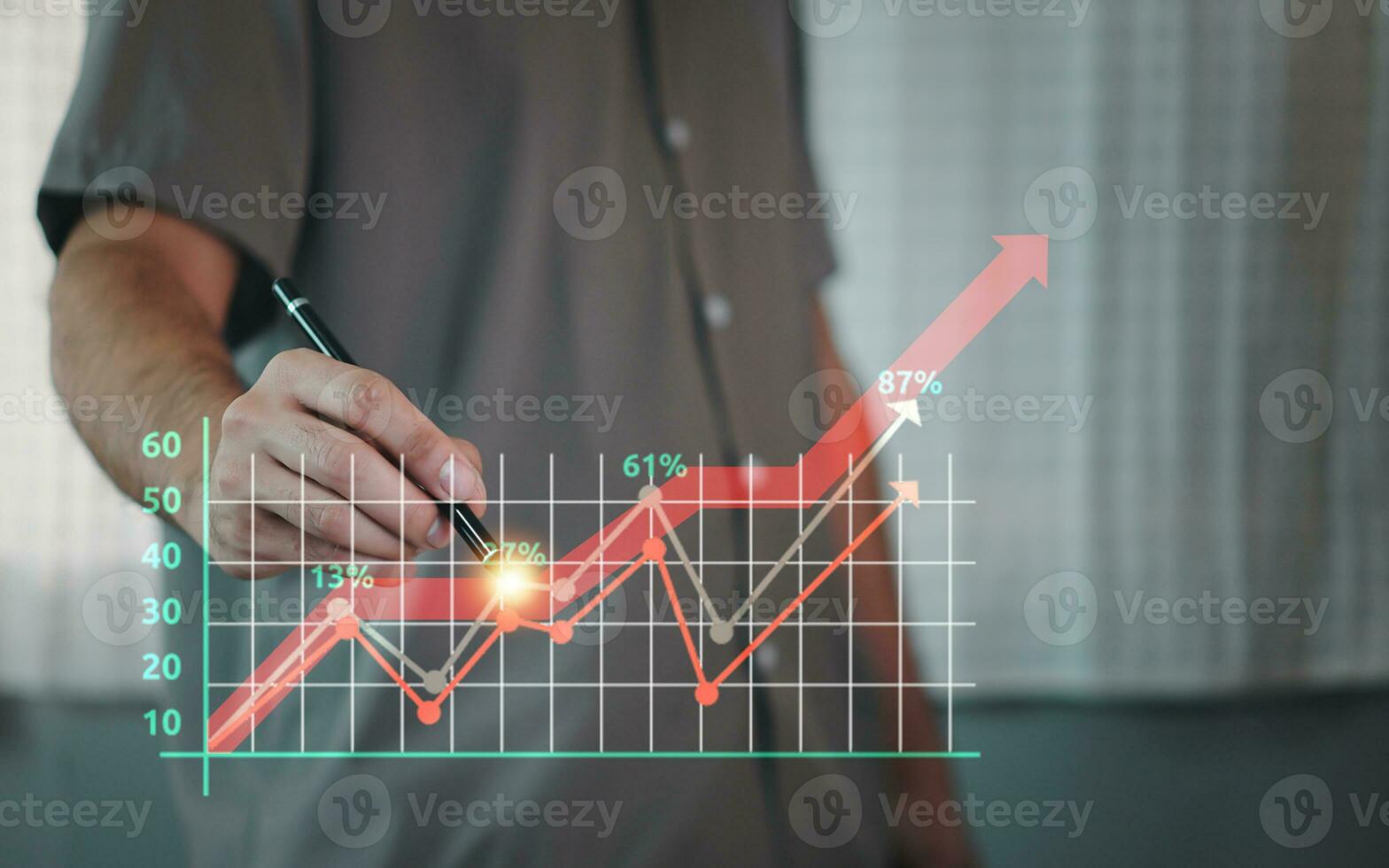 Geschäft Mann halten holographisch Grafiken und Lager Markt Statistiken dazugewinnen Gewinne. Konzept von Wachstum Planung und Geschäft Strategie. korporativ Strategie zum Finanzen, Operationen, Verkauf, Marketing. foto