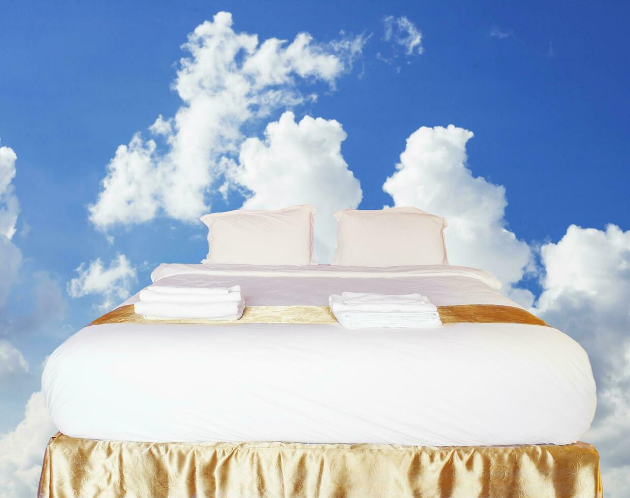 König Größe Bett mit Blau Himmel und Wolke . foto