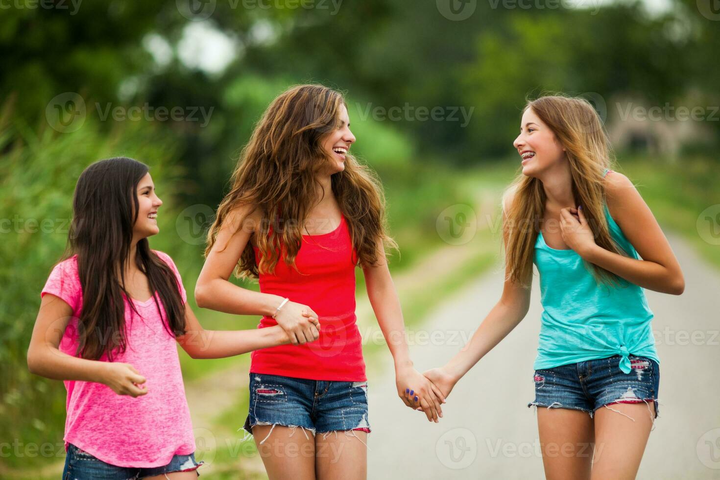 freunde hängend aus auf das Park foto