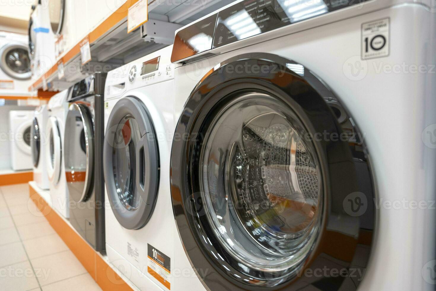Verkauf von Vorderes Ende Waschen Maschinen im ein Zuhause Gerät Geschäft foto