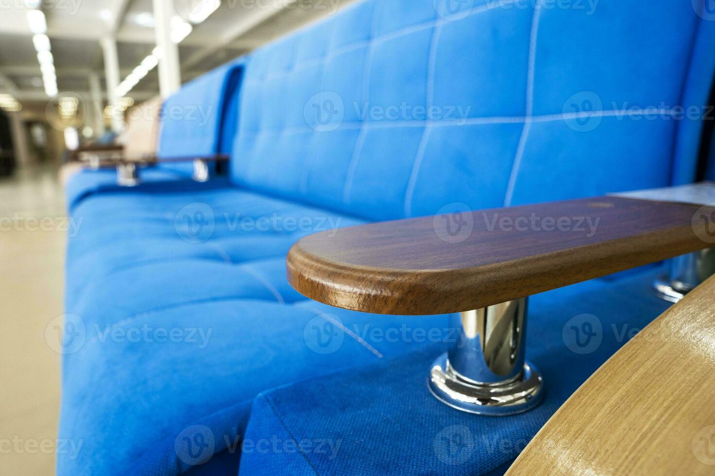 Sanft Neu Blau modern komfortabel Sofa mit hölzern Armlehne foto