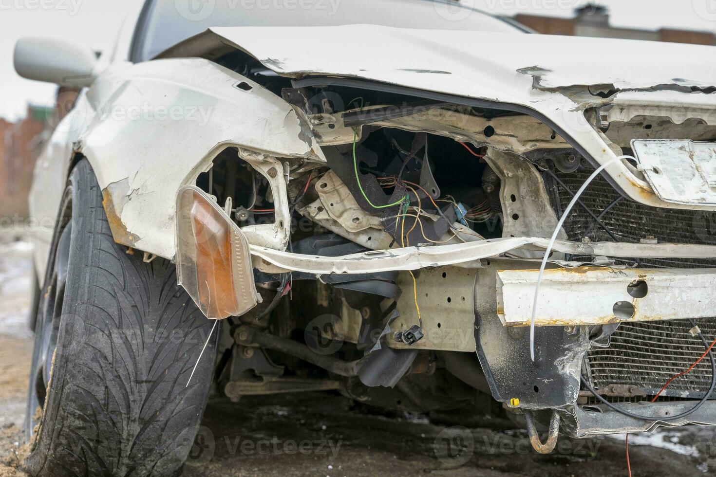 gebrochen Auto mit beschädigt Scheinwerfer, Kapuze und Stoßstange foto