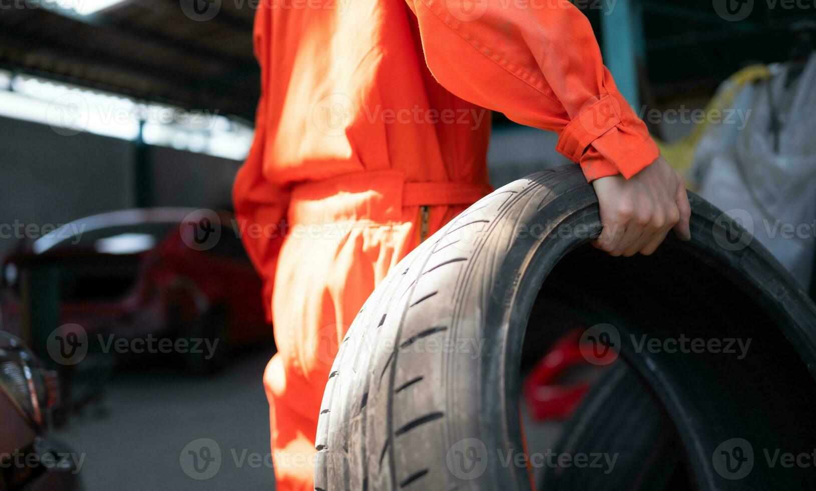 ein Auto Mechaniker inspiziert das Bedingung von ein Auto Reifen Vor Platzierung es auf ein Fahrzeug. foto