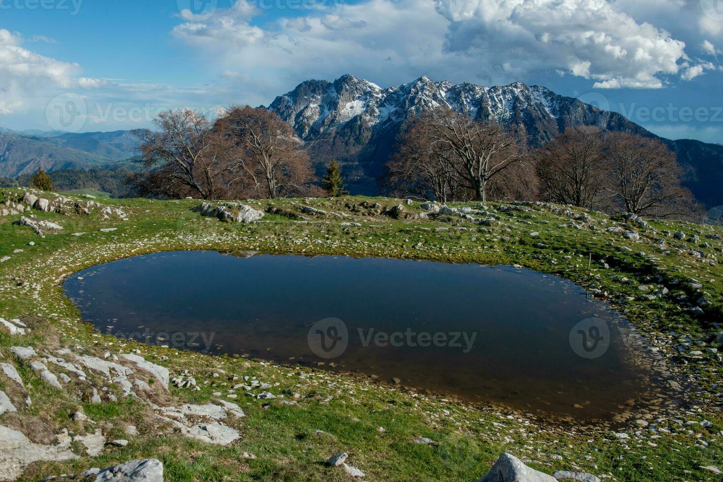 Teich wo das schneebedeckt Berge foto