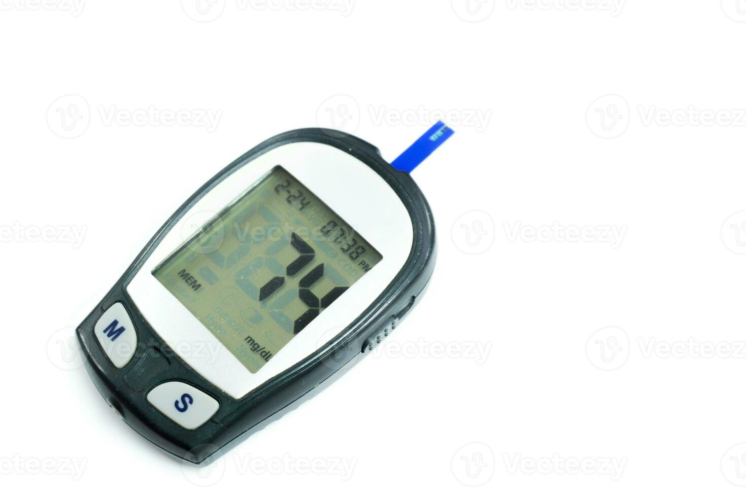 Glucose Meter Maschine und Zahlen von Glucose im das Blut Show auf Bildschirm mit Blatt prüfen isolieren auf Weiß Hintergrund und machen mit Pfade. foto