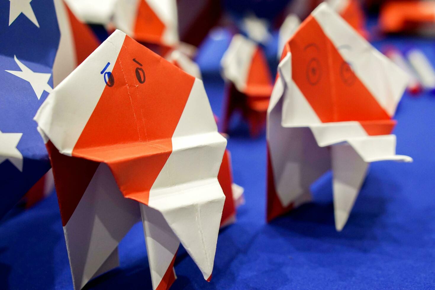 thailändisch Elefant Origami Papier im das USA Flagge Muster. gemacht durch Austausch Studenten von das USA im Thailand. foto