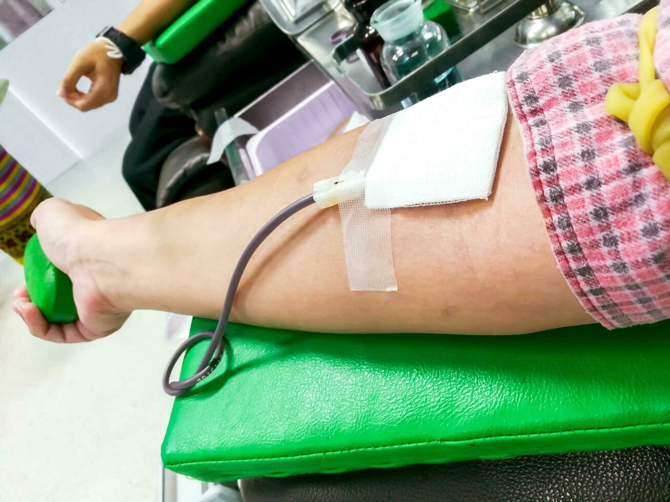 Bild von Spritze und das Schlauch war durchbohrt auf das Arm von Blut Spender. Blut Spende ist Ein weiterer Beitrag zu andere Patienten Leben. und im Thailand ist berücksichtigt ein Verdienst. foto