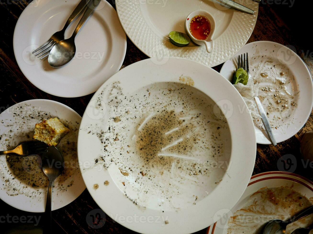 Geschirr sind durcheinander oben nach Essen auf das Tisch. foto