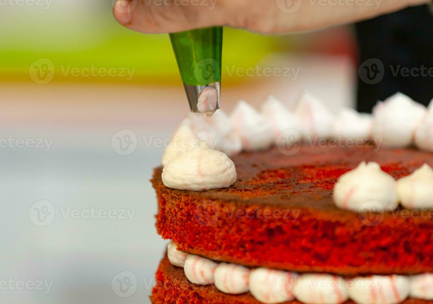 rot Samt Kuchen Vorbereitung. foto