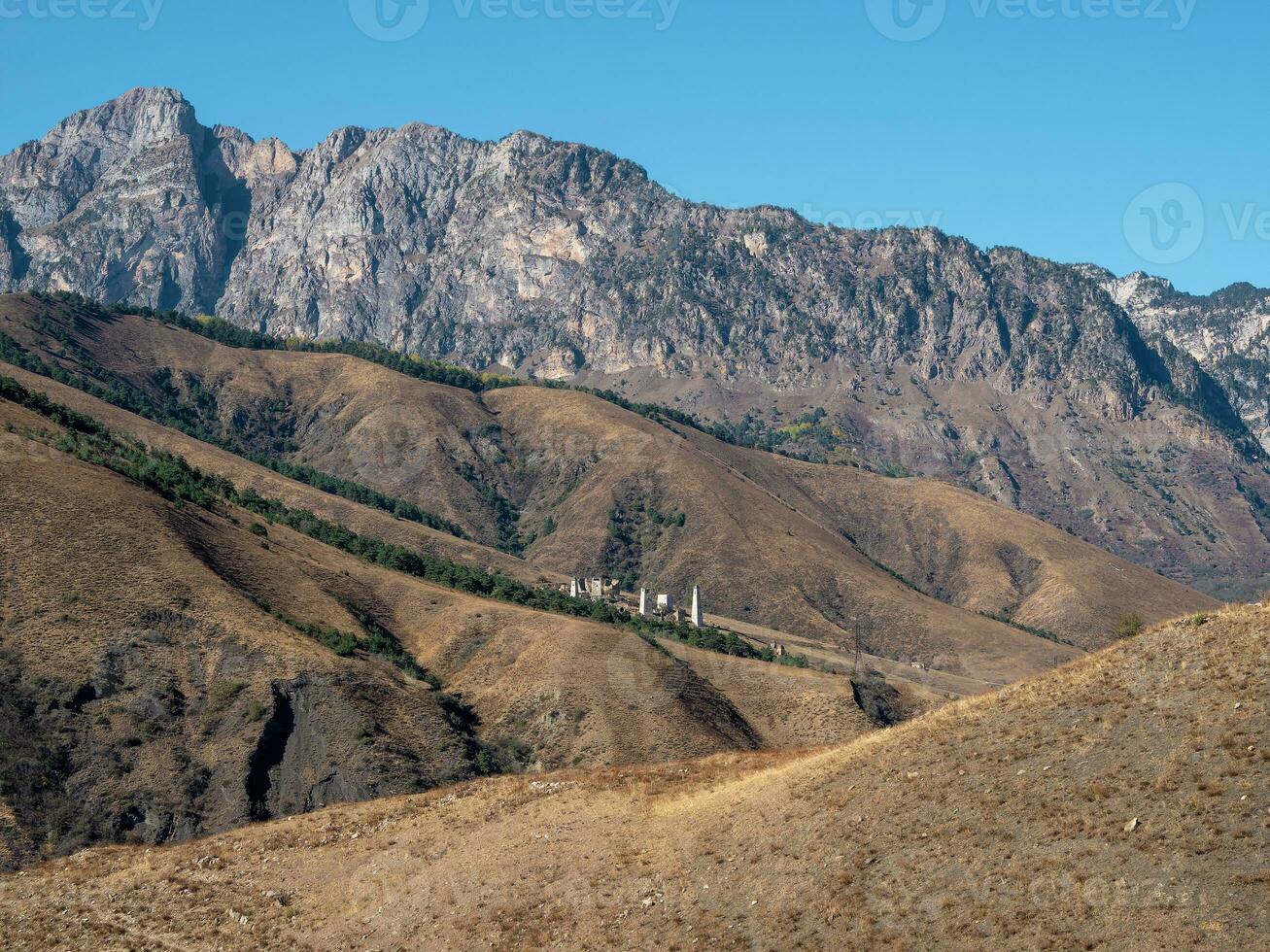 inguschetien Berg Sicht. uralt Türme Komplex im Inguschetien, Russland. beeindruckend felsig Mauer von das Kaukasus Berge ist auf das Hintergrund. foto