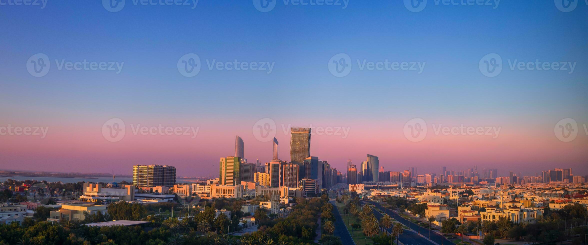 Vereinigte Arabische Emirate, vereinigt arabisch Emirate, abu Dhabi Innenstadt Panorama und finanziell Center Horizont foto