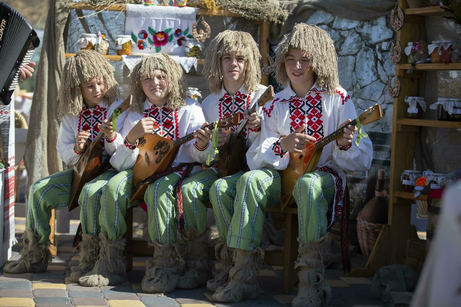 08 29 2020 Weißrussland, lyaskovichi. Feier im das Stadt. ethnisch slawisch ukrainisch oder Belarussisch Musiker mit Balalaikas. foto