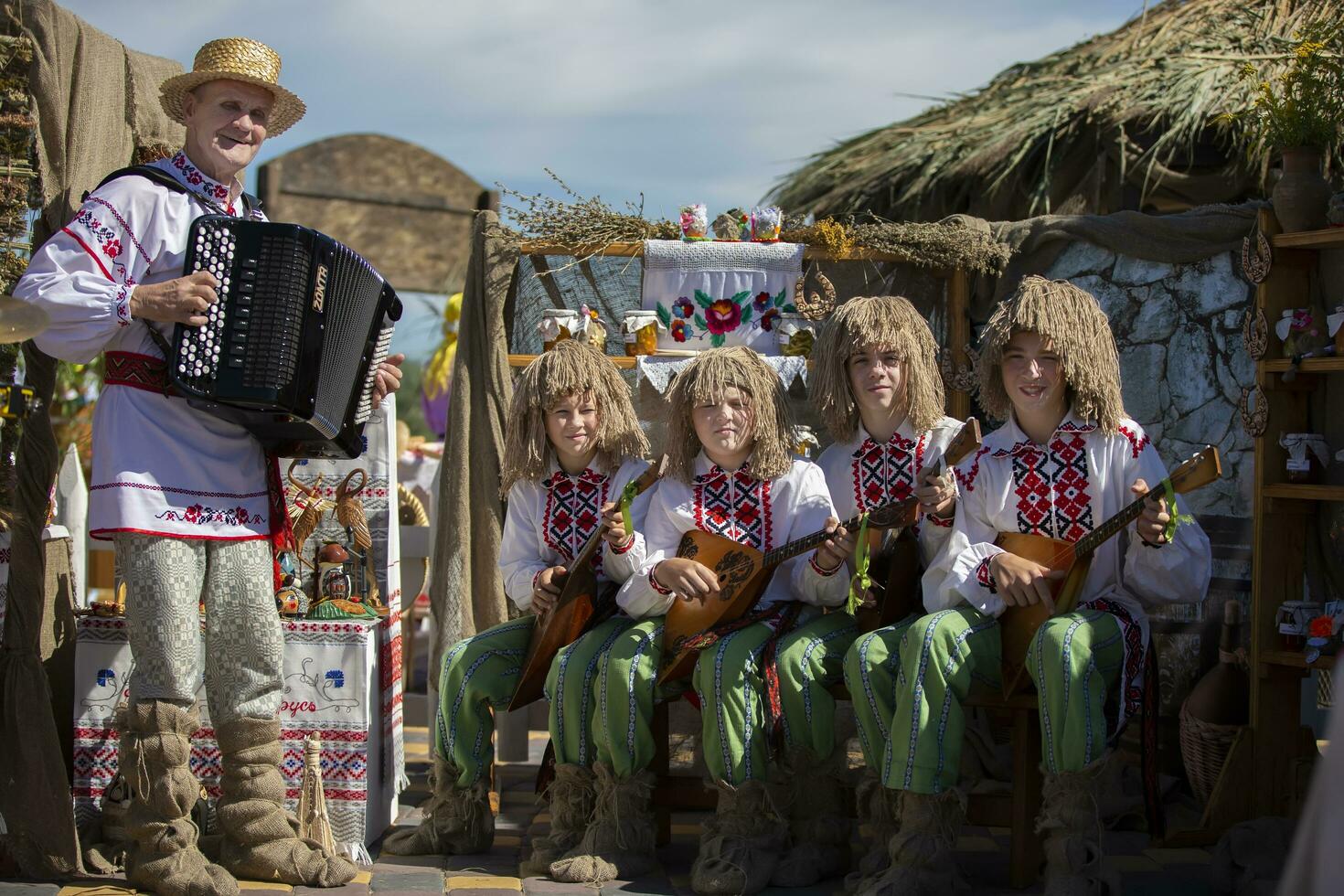 08 29 2020 Weißrussland, lyaskovichi. Feier im das Stadt. ethnisch slawisch ukrainisch oder Belarussisch Musiker mit Balalaikas. foto