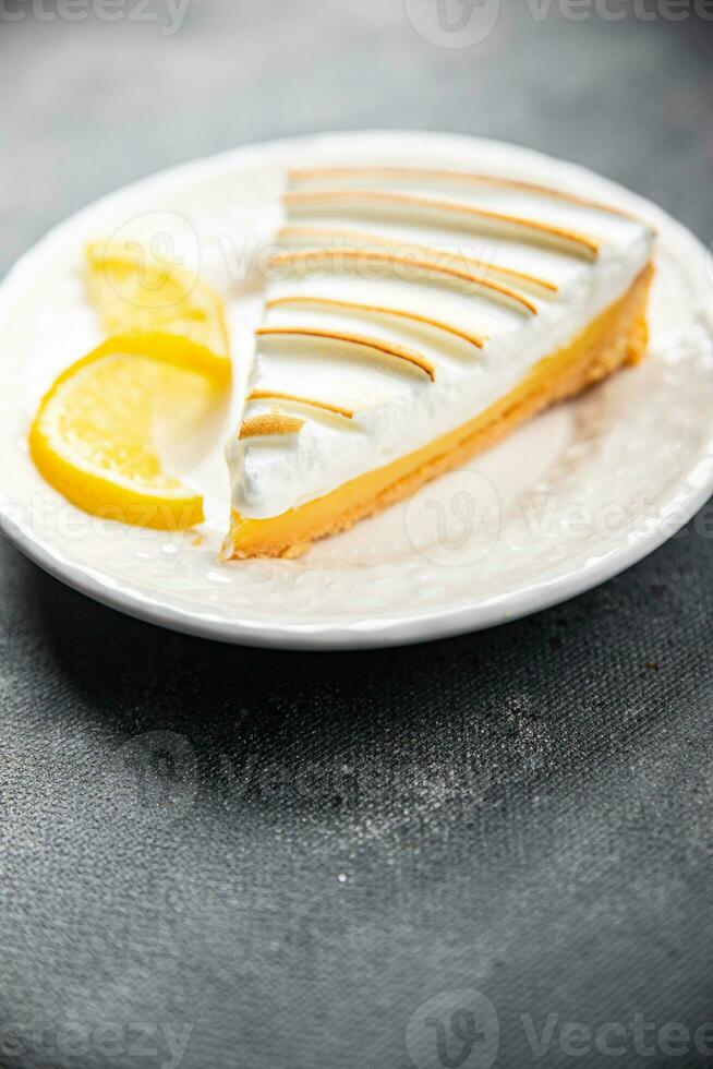 Zitrone Torte Baiser Süss Gebäck Mahlzeit Essen Snack auf das Tabelle Kopieren Raum Essen Hintergrund rustikal oben Aussicht foto