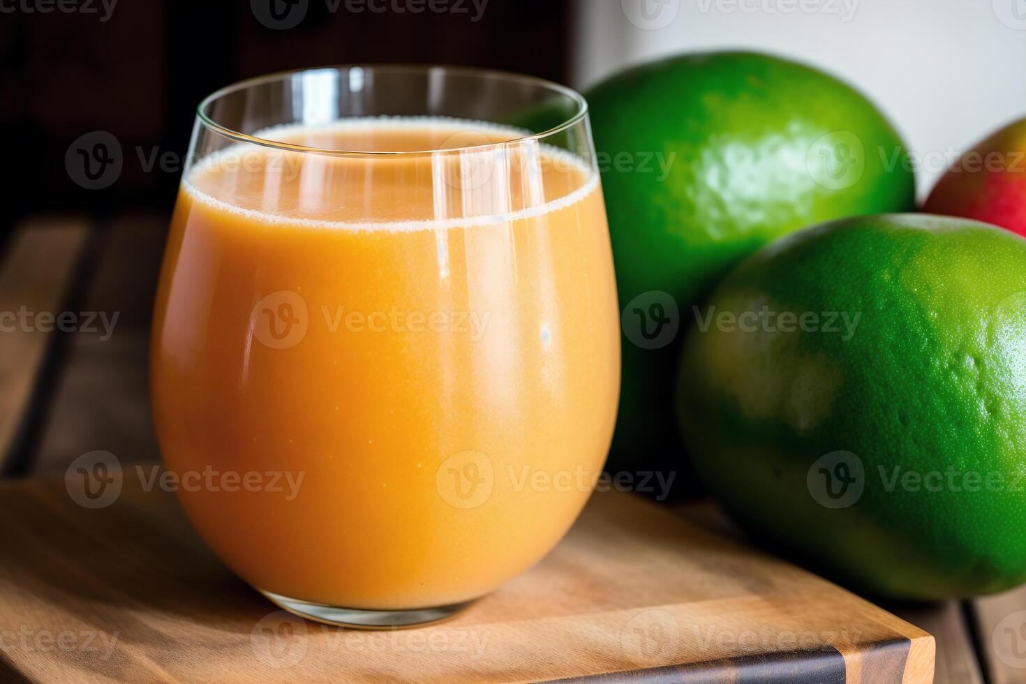 Glas von frisch Mango Saft auf hölzern Tisch, Nahaufnahme. gesund Essen Konzept. generativ ai foto