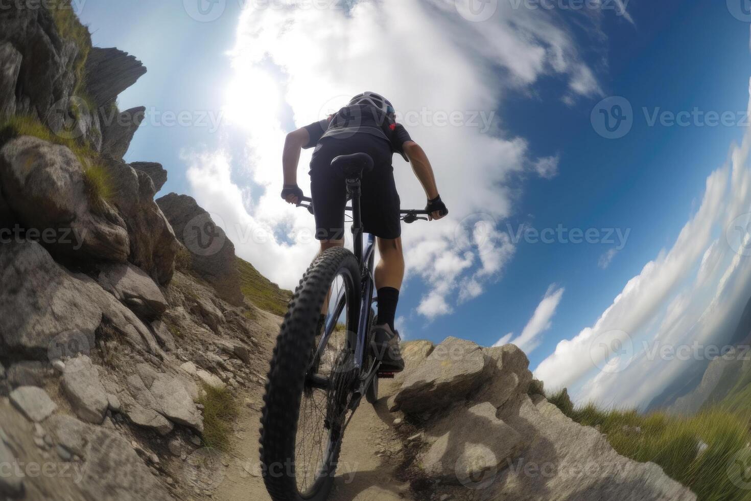 Fachmann Radfahrer im schützend Helm Züge auf Berg Straße. generativ ai foto