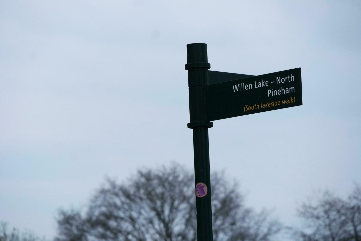 niedrig Winkel Aussicht von Willen See Park mit lokal und Tourist Öffentlichkeit genießen das Schönheit von See und Park durch Gehen um mit ihr Familien. Aufnahmen war gefangen auf 09. April 2023 beim Milton Schlüssel Vereinigtes Königreich foto