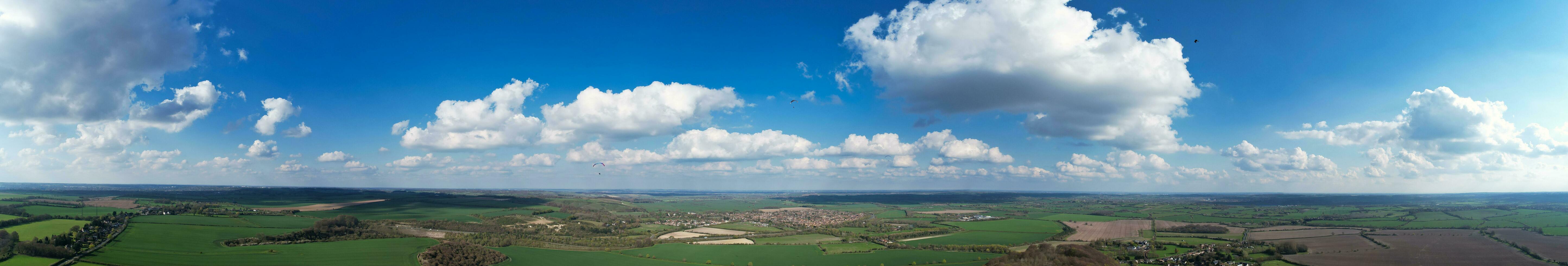 Ultra breit Panorama- hoch Winkel Aussicht von Luton Stadt von England. Antenne Aussicht von Stadt, Dorf war gefangen auf 17. April 2023 mit Drohnen Kamera von niedrig Höhe. foto